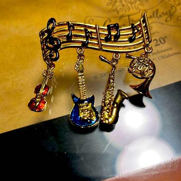 New and boxed musical note pin. Gold tone - Picture 2 of 6